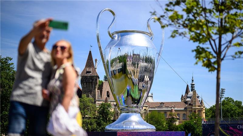 Budapest: Glanzstück zum Anfassen – Fans knipsen den Champions-League-Pokal beim Festival am Heldenplatz