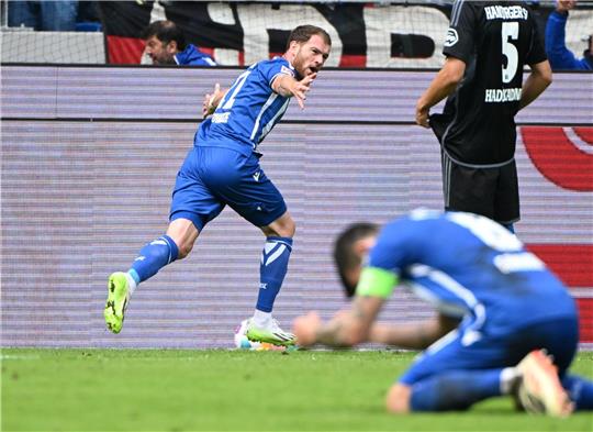 Budu Zivzivadze (l) sicherte dem KSC einen Punkt gegen den HSV.
