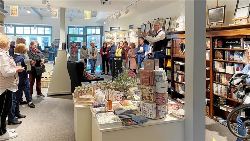 Bücher-Heimat-Investor Dirk Junicke (re.) heißt die Ehrenamtlichen, die Unterstützer, Freunde und Kunden der Mitmach-Buchhandlung willkommen. Am Samstag feiern alle gemeinsam das einjährige Bestehen des gemeinnützigen Geschäfts, dessen Erlös der Bad-Harzburg-Stiftung zur Verfügung gestellt wird. Fotos: Nachtweyh