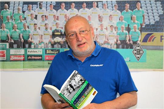Bücher über seine Borussia: Fußball und Schreiben waren die großen Leidenschaften von Heinz-Georg Breuer.  Foto: GZ-Archiv