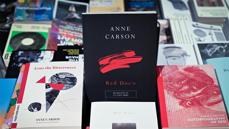 Bücher von Anne Carson im Berliner Kulturkaufhaus Dussmann.