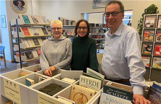 Büchereileiter Detlef Linke und seine Mitarbeiterinnen Nicole Dettmer und Jenny Sukopp (li.) leihen jedes Jahr nicht nur tausende Bücher an die Nutzer aus, sondern seit 2023 auch Tonies – das sind Hörbücher für Kinder. Foto: Nachtweyh