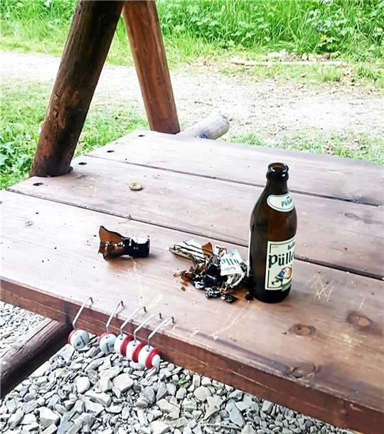 Bügelverschlüsse werden in die Tischplatte geklopft. Fotos: Jung