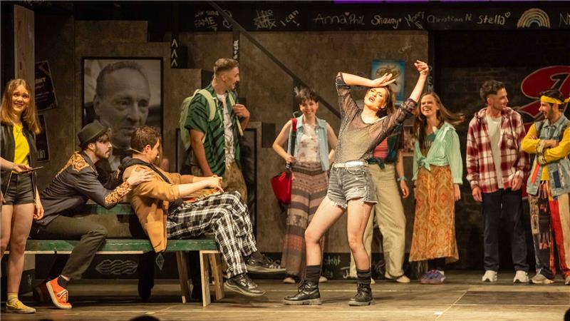 Das Foto zeigt eine Szene aus dem Musical "Fame", das derzeit in der Schlosserei am Rammelsberg in Goslar aufgeführt wird.