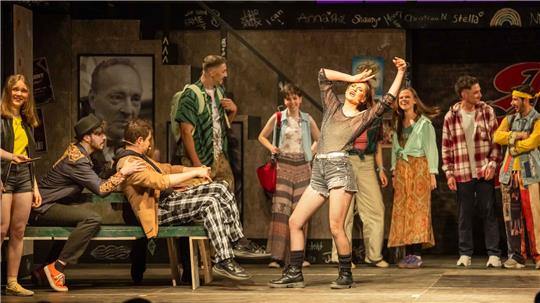 Das Foto zeigt eine Szene aus dem Musical "Fame", das derzeit in der Schlosserei am Rammelsberg in Goslar aufgeführt wird.