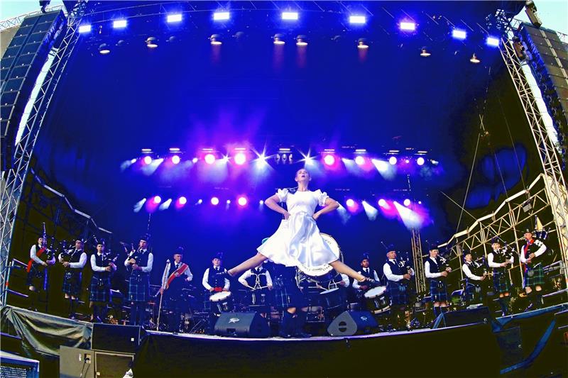 Musikalische Sommernacht vor der Goslarer Kaiserpfalz Bühnenzauber mit der Forres and District Pipe Band: Schotten können nicht nur musikalisch marschieren, sondern ihre tanzenden Frauen auch schweben. Fotos: Epping