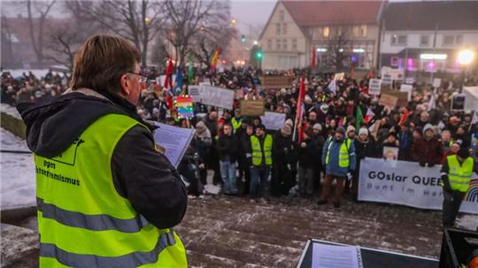Bündnis-Sprecher Michael Ohse organisiert die Gegendemonstration in Hör- und Sichtweise des Bündheimer Schlosses und tritt als erster Redner auf.