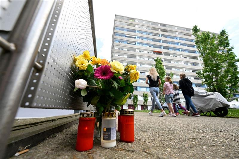Explosion in Ratingen: Anklage gegen 57-Jährigen erhoben Bürger haben zum Gedenken an die Opfer der Explosion in einem Hochhaus im Mai Kerzen und Blumen niedergelegt.