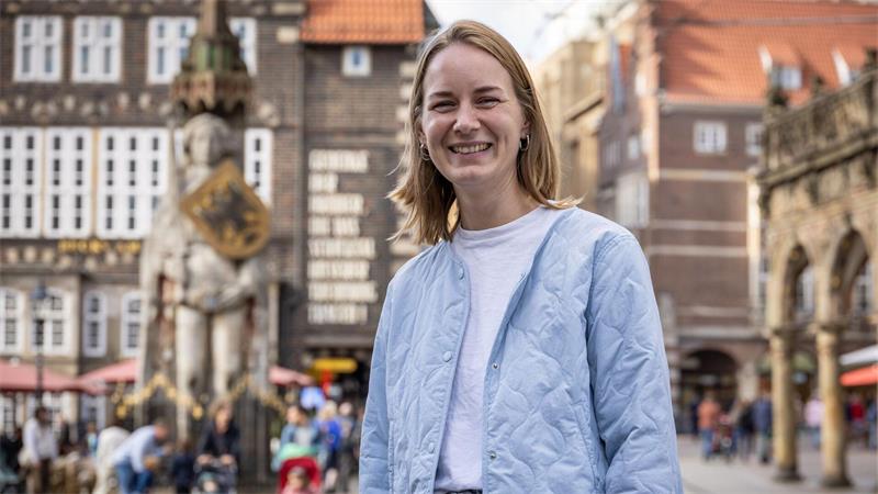 Ausnahmezustand fürs große Fest - Blick hinter die Kulissen Bürgerdelegierte Svenja Böning hat am Tag der Deutschen Einheit einen prallen Terminkalender.