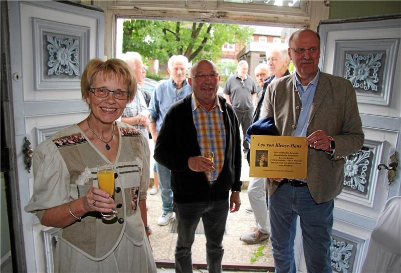 Museums-Taufe: Förderverein lässt in Schladen alte Zeiten aufleben Bürgermeister Andreas Memmert (re.) zeigt das Schild für das Leo-von-Klenze-Museum. Dorothee Schacht und Andreas Stieler (v.li.) freuen sich darüber.