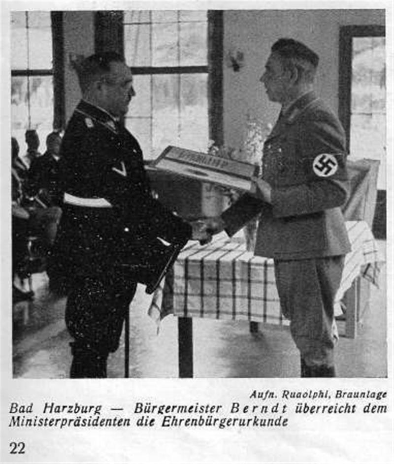 Bürgermeister Berndt (re.) überreicht Ministerpräsident Klagges die Urkunde mit dem Bad Harzburger Ehrenbürgerrecht.
