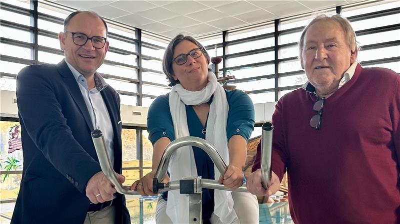 Bürgermeister Erik Homann (l.) und Hans Walter Pallinger, Aufsichtsratsvorsitzender der Wirtschaftsbetriebe Seesen/Harz GmbH, heißen Geschäftsführerin Kathrin Pahl in der Sehusa-Wasserwelt willkommen.