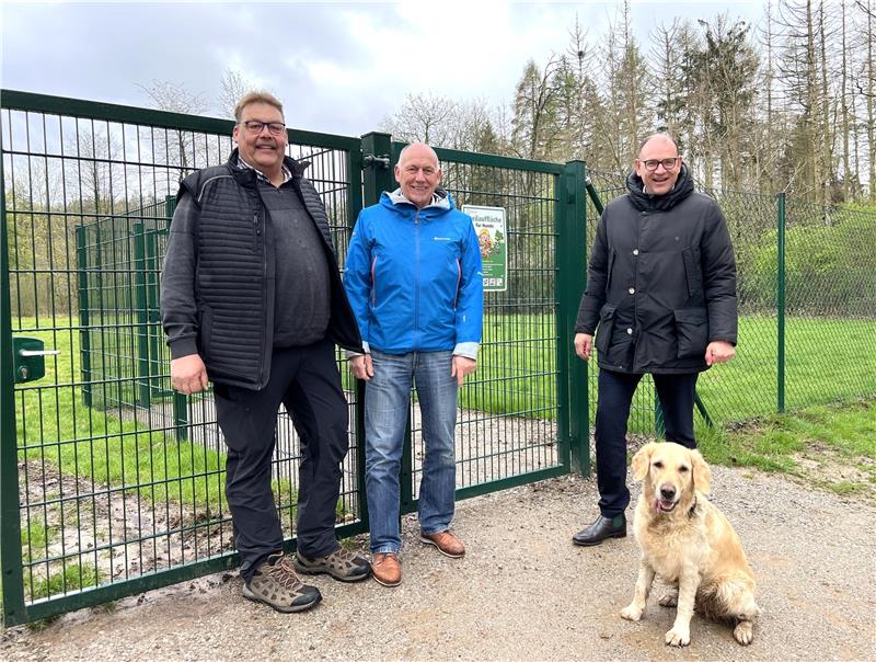 Bürgermeister Erik Homann (r.) und Hündin Lila haben das neue Areal gemeinsam mit Fachbereichsleiter Uwe Zimmermann (Mitte) und dem stellvertretenden Leiter des Baubetriebshofs, Andreas Brünig, eingeweiht. Foto: Stadt Seesen