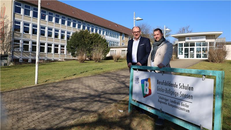 Bauunternehmer rechnet nach: Standort ist am kostengünstigsten Bürgermeister Erik Homann und Investor Oliver Göcke sehen Hoffnung für den BBS-Standort in Seesen.