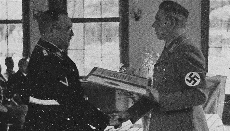 Was das Bündheimer Schloss mit einem Nazi-Funktionär zu tun hat Bürgermeister Hermann Berndt (r.) überreicht dem Braunschweiger Ministerpräsidenten Dietrich Klagges im Jahr 1938 die Ehrenbürgerurkunde.