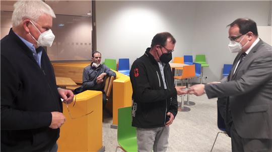 Bürgermeister Ingo Henze ehrte im Zuge der Ratssitzung die langjährigen ehrenamtlichen Wahlhelfer Carsten Behr (li.) und Stefan Schindler mit Urkunde und Ehrennadel.  Foto: Neddermeier