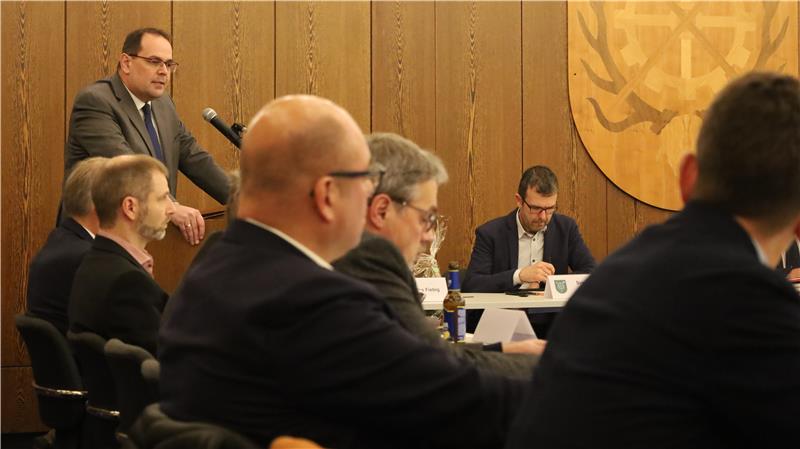 Bürgermeister Ingo Henze redet vor den Ratsmitgliedern.