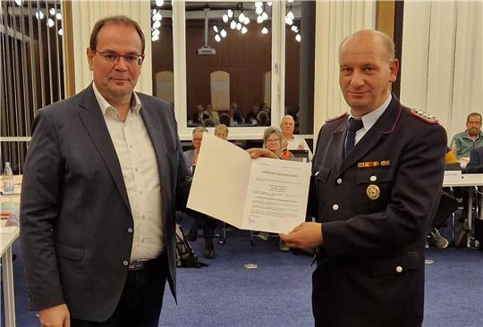 Bürgermeister Ingo Henze (l.) mit dem stellvertretenden Ortsbrandmeister von Alt Wallmoden, Reiner Wolf.