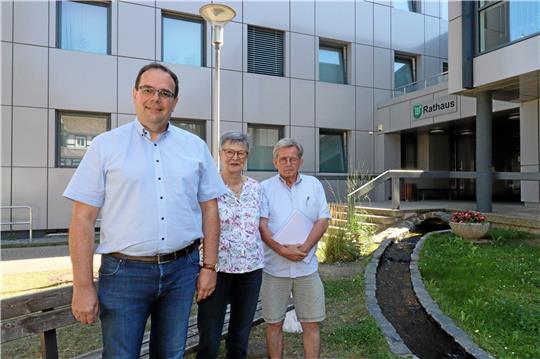 Bürgermeister Ingo Henze (links) freut sich gemeinsam mit den Kinderschutzbund-Vorständen Elke Ruh-Wilgeroth und Detlef Körner (v. li.), eine Übergangslösung für den Spielkreis bis zum Jahresende gefunden zu haben. Foto: Jambrek