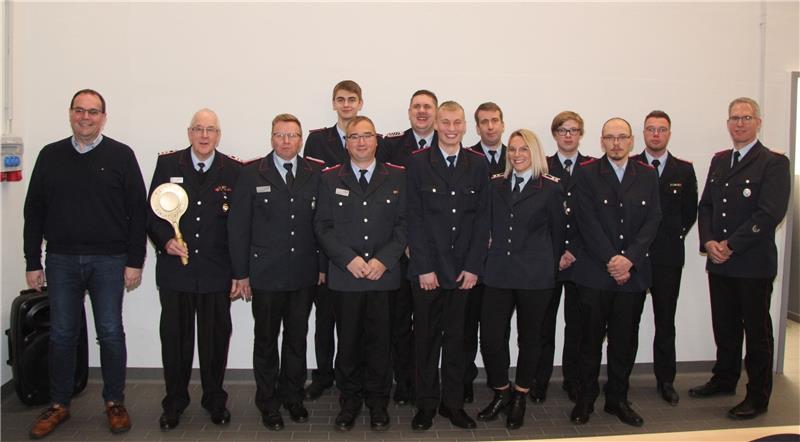 Zahl der schweren Unfälle in Lutter nimmt zu Bürgermeister Ingo Henze links) mit beförderten und scheidenden Aktiven der Feuerwehr Lutter sowie und Stadtbrandmeister Matthias Brunke (ganz rechts). Foto: Hohaus