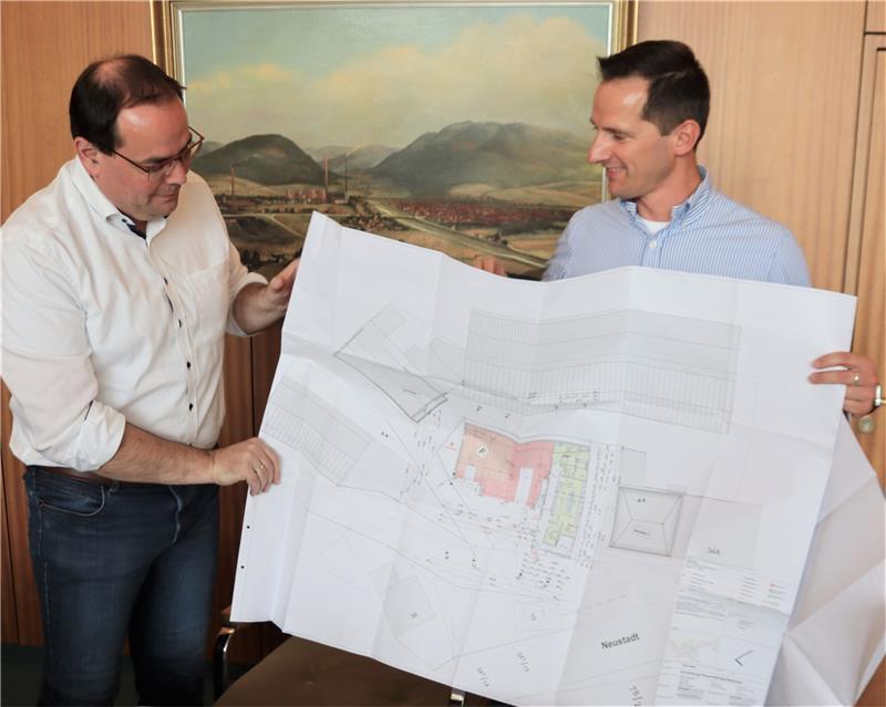 Das Feuerwehrhaus Hahausen ist auf der Zielgeraden Bürgermeister Ingo Henze und Architekt Christian Spahn schauen sich die Pläne für den Neubau des Feuerwehrhauses in Hahausen an und sprechen von einem guten Plan, der Ende kommenden Jahres realisiert werden soll. Foto: Neddermeier