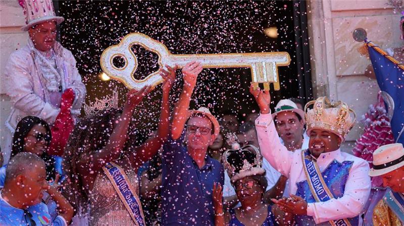 Schlüsselübergabe an „König Momo“: Karneval in Rio beginnt Bürgermeister Paes übergibt die Macht über die Stadt an König Momo.