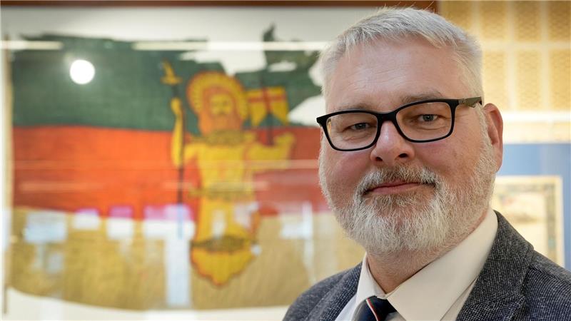 Bürgermeister Pollmann hält eine Landverbindung zwischen der Helgoländer Hauptinsel und der Düne für gut und hat eine neue Diskussion zu dem Thema angestoßen. (Archivbild)