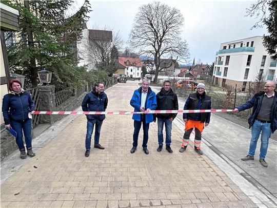 Bürgermeister Ralf Abrahms (Mitte) gibt im Beisein von Ulrike Streitenberger (l.), Frank Woick (3.v.r.) und Tobias Brandt (r.) vom Bauamt sowie Bauleiter Timm Reinemann (2.v.l.) und Polier Thorsten Schieche die Kleine Krodostraße wieder für den Verkehr frei. Foto: Schlegel