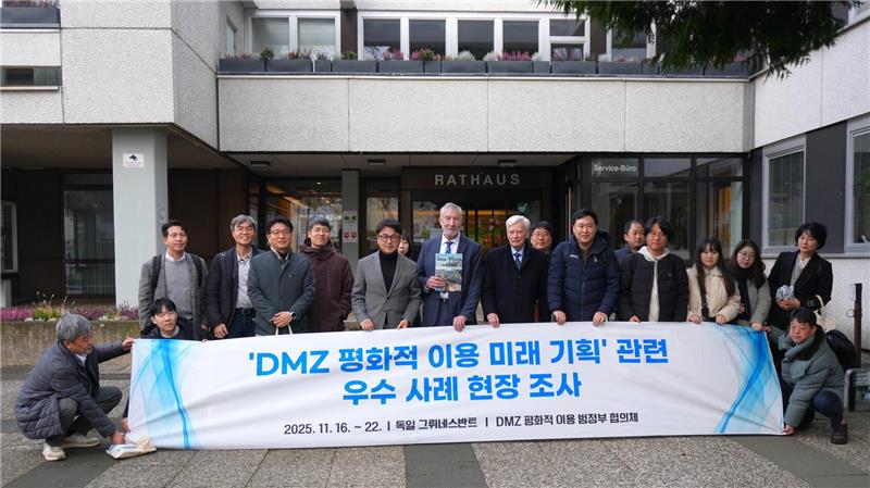 Bürgermeister Ralf Abrahms und Korea-Beauftragter Rolf Gensecke empfangen eine Delegation aus Südkorea.