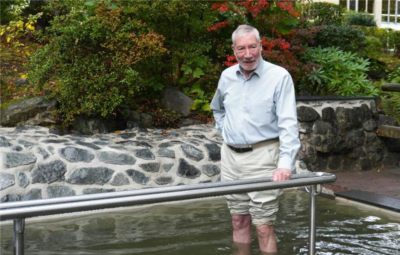 Bürgermeister Ralf Abrahms dreht im frisch sanierten Wassertretbecken die erste Runde.