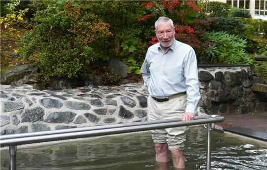 Bürgermeister Ralf Abrahms dreht im frisch sanierten Wassertretbecken die erste Runde.