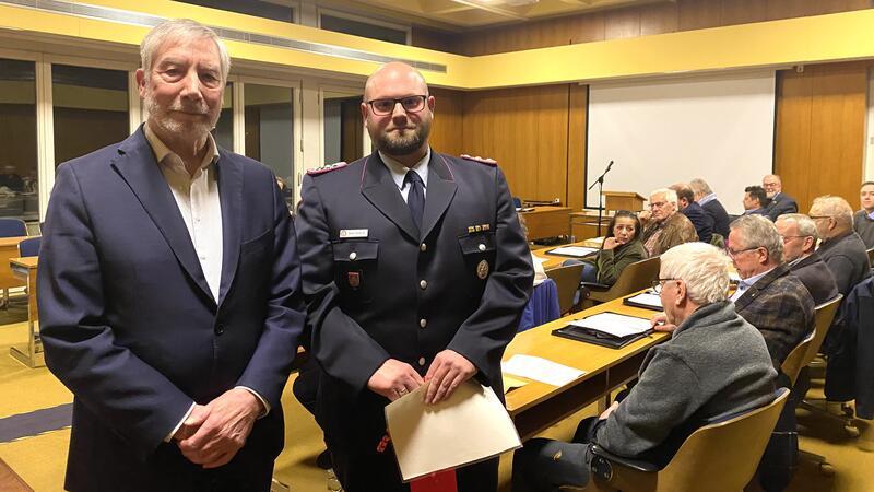 Letztes Kapitel für die Feuerwehr in Bettingerode Bürgermeister Ralf Abrahms ernennt Stefan Odrobina offiziell zum stellvertretenden Ortsbrandmeister der Feuerwehr Harlingerode.