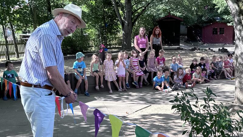 Bürgermeister Ralf Abrahms gibt die neue Spielanlage frei, die Kinder warten auch schon ganz gespannt darauf.