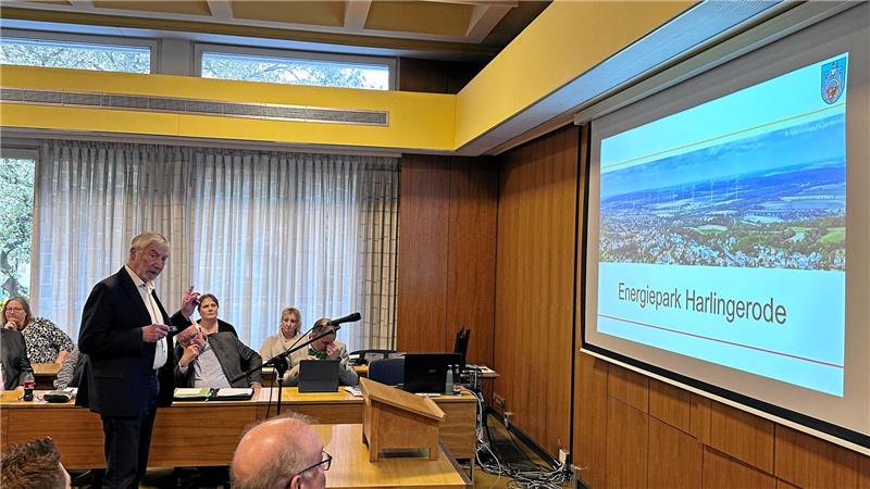 Bürgermeister Ralf Abrahms (hier 2024 bei einer Ratssitzung zum Thema) sieht den Bau neuer Windanlagen differenziert.