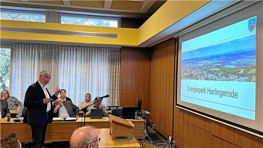 Bürgermeister Ralf Abrahms (hier 2024 bei einer Ratssitzung zum Thema) sieht den Bau neuer Windanlagen differenziert.