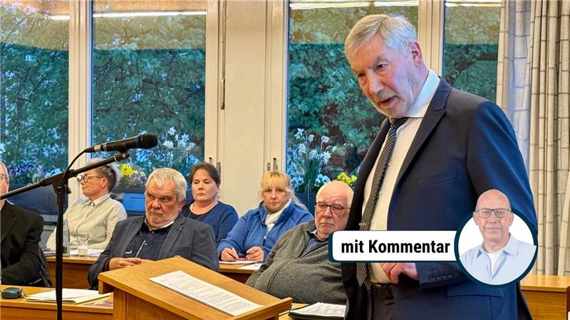 Bürgermeister Ralf Abrahms gestikuliert am Rednerpult.