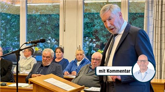 Bürgermeister Ralf Abrahms gestikuliert am Rednerpult.