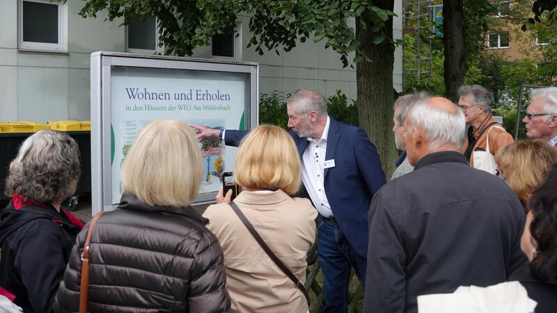 45 mögliche Neubürger erkunden Bad Harzburg Bürgermeister Ralf Abrahms klärt die Gäste über Wohnmöglichkeiten in Bad Harzburg auf.