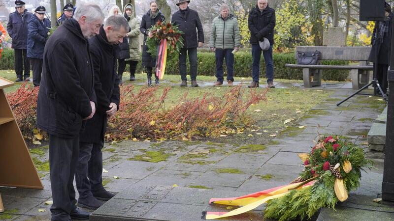 Bad Harzburger gedenken der Opfer von Krieg und Gewalt Bürgermeister Ralf Abrahms (l.) und Erster Stadtrat Andreas Simon legen den Kranz der Stadt nieder.