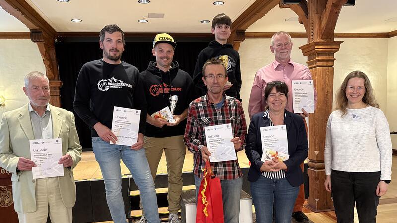 Siegerehrung: Das sind Bad Harzburgs fleißigste Pedalritter Bürgermeister Ralf Abrahms (l.) und Organisatorin Marie Scholz (r.) ehren die besten Teilnehmer des Stadtradelns 2025.
