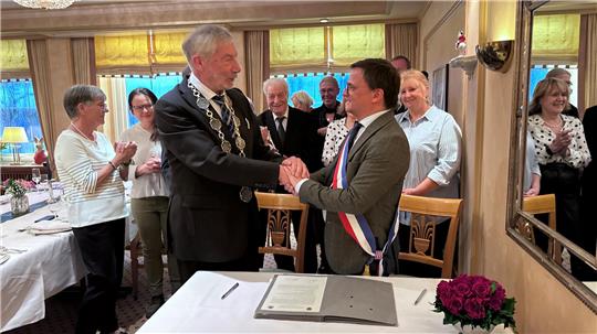 Bürgermeister Ralf Abrahms (l.) und sein französischer Amtsbruder Vincent Matheron besiegeln die Städtepartnerschaft.