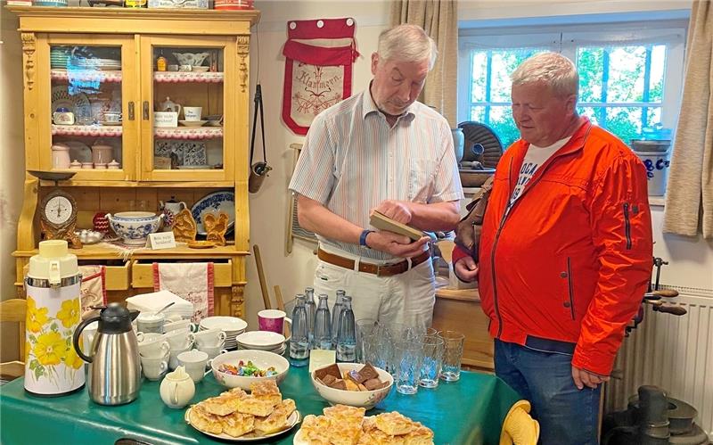 Kulturbummel führt vom Gestüt bis hinauf zum Burgberg Bürgermeister Ralf Abrahms (li.) zu Besuch in der Remise.