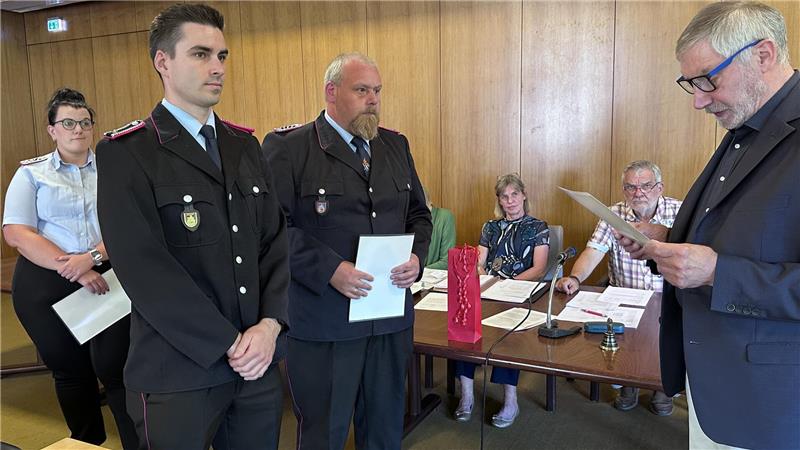 Bürgermeister Ralf Abrahms (r.) ernennt Harm Schridde (Mitte) zum neuen Westeröder Ortsbrandmeister, Jonas Hammann ist sein Stellvertreter. Im Hintergrund Denise Beckmann, die ehemalige stellvertretende Ortsbrandmeisterin.
