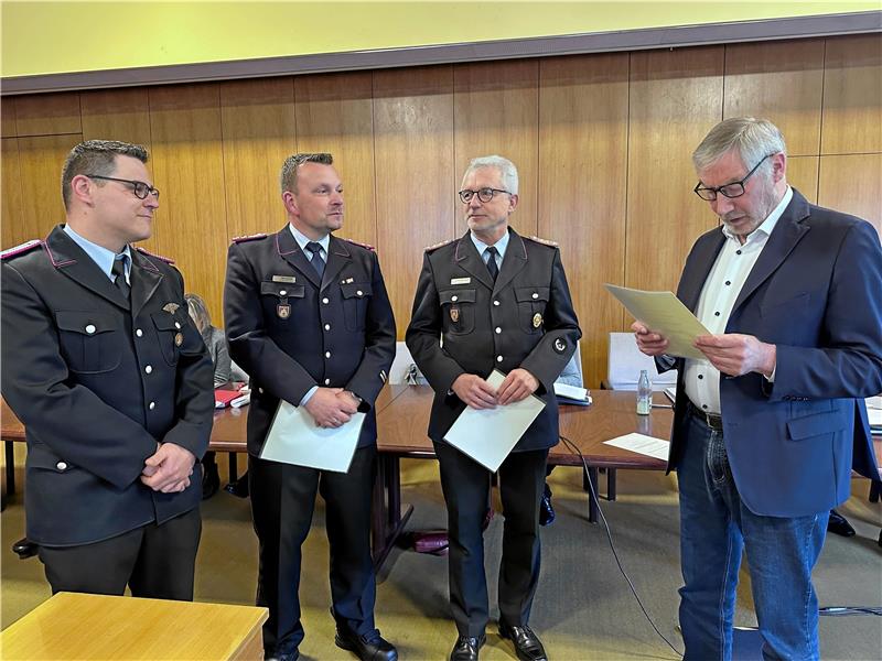 Bürgermeister Ralf Abrahms (r.) ernennt Marcus Saß (2.v.l.) zum Stadtbrandmeister, er ist damit Nachfolger von Axel Breustedt (2.v.r.). Stellvertretender Stadtbrandmeister ist Dennis Kronjäger (l.) Foto: Schlegel