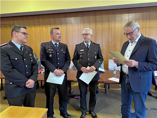Bürgermeister Ralf Abrahms (r.) ernennt Marcus Saß (2.v.l.) zum Stadtbrandmeister, er ist damit Nachfolger von Axel Breustedt (2.v.r.). Stellvertretender Stadtbrandmeister ist Dennis Kronjäger (l.) Foto: Schlegel