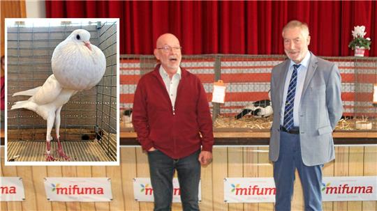 Bürgermeister Ralf Abrahms (rechts) eröffnet die Rassegeflügel-Ausstellung im Freizeitzentrum Harlingerode. Zuvor begrüßt Ausstellungsleiter Jürgen Ramscheid die Besucher. Fotos: Eggers