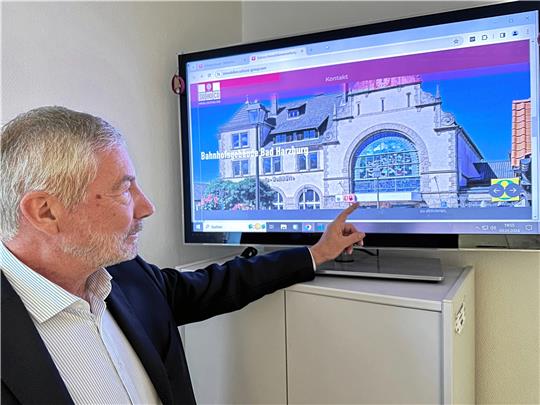 Bürgermeister Ralf Abrahms zeigt die Internet-Seite der Sohoco, die mit einem (alten) Bild des Bad Harzburger Bahnhofs wirbt und dazu schreibt. „Unsere Partner und Investoren profitieren von unserer Kompetenz und Erfahrung im Zusammenspiel mit Kommunen und öffentlichen Institutionen/Unternehmen.“ Da hat der Bürgermeister  andere Erfahrungen gemacht. Foto: Schlegel