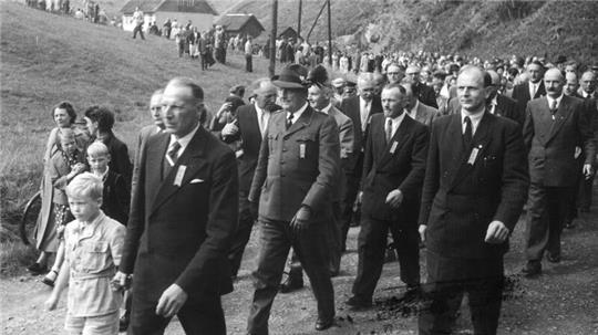 Bürgermeister Richard Böhm und sein Enkel Eckard Owe (beide vorne links) führen 1954 den Umsiedlungsmarsch nach Schulenberg an.