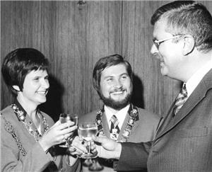 Bürgermeister Siegfried Hoffmann (r.) gratuliert 1974 den ersten Stadtkönigen in der Bad Harzburger Geschichte, Peter Lebbe und Christa Gersten.
