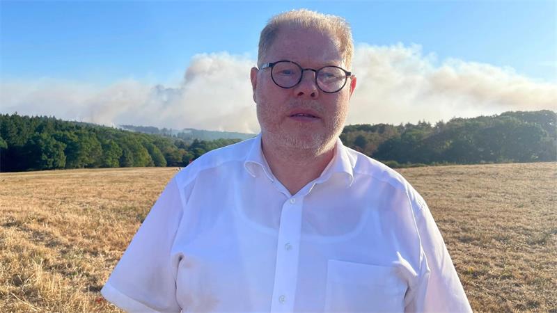 „Irgendwie die Heimat retten“ - Kampf gegen die Feuerwalze Bürgermeister Stephan Cranen berichtet, dass alle Einwohner es Ortsteils Gey freiwillig ihre Häuser verließen.